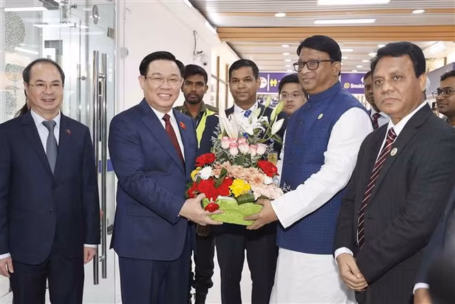 Top legislator arrives in Dhaka, beginning official visit to Bangladesh ảnh 1