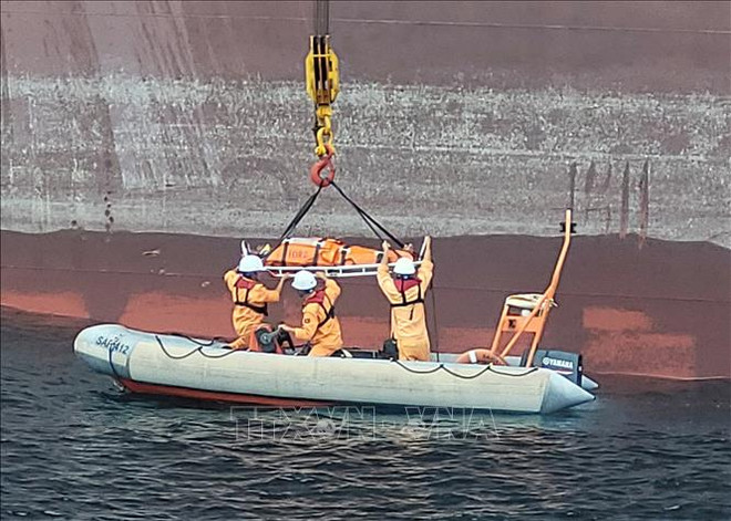 Philippine crew member in distress brought ashore safely ảnh 1 Philippine crew member in distress brought ashore safely ảnh 1