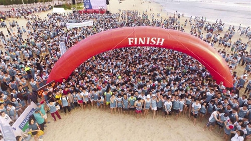 Barefoot runners race in Da Nang beach ảnh 1
