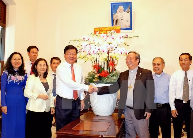 HCM City leaders congratulate Catholics on Easter ảnh 1