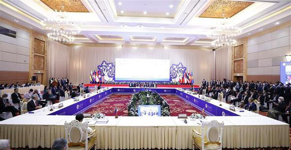 ASEAN needs to join hands to create new growth engine: PM ảnh 2