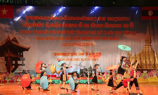 Vietnamese artists perform in Laos ahead of its National Day ảnh 1