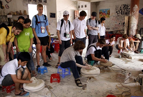 Hanoi’s youth take craft village tour ảnh 1 Hanoi’s youth take craft village tour ảnh 1