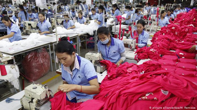 China prioritises supplying raw garment materials to Cambodia ảnh 1