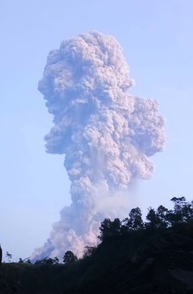 Volcanic eruption forces Indonesia airport closure ảnh 1