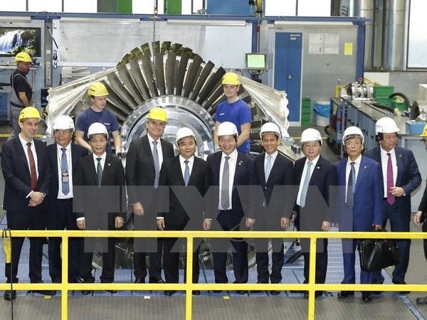 PM calls for more investment from leading German businesses ảnh 1