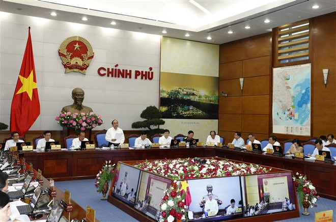 Government’s regular meeting discusses socio-economic situation in H1 ảnh 1