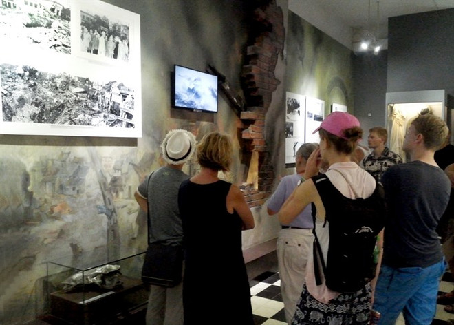 Exhibition commemorates War Invalids and Martyrs Day ảnh 1 Exhibition commemorates War Invalids and Martyrs Day ảnh 1