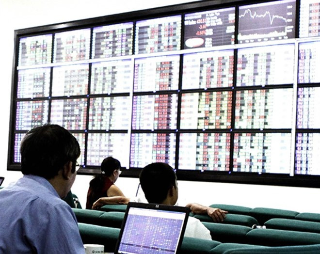 Financial stocks lead upturn, market stays flat ảnh 1
