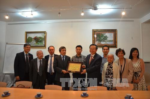 NA Vice Chairman meets Vietnamese nationals in France ảnh 1