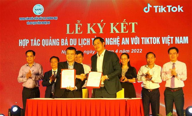 Programme promotes Nghe An’s maritime tourism, specialities ảnh 1