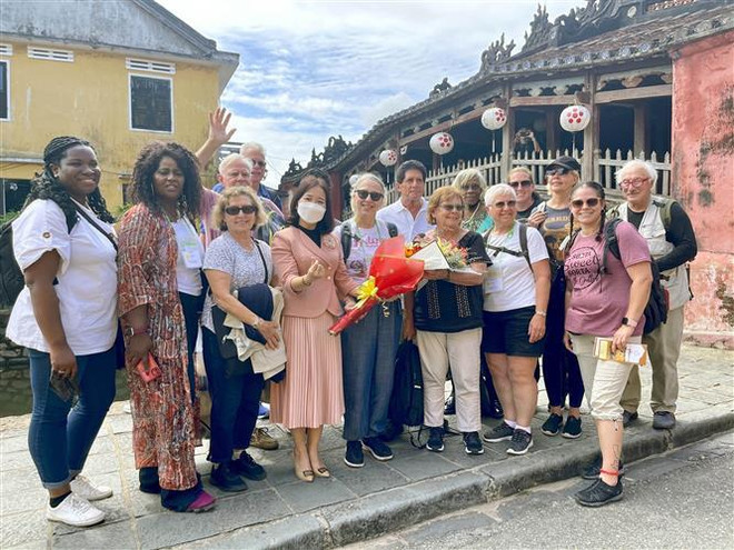 Hoi An welcomes first foreign tourists in 2022 ảnh 1