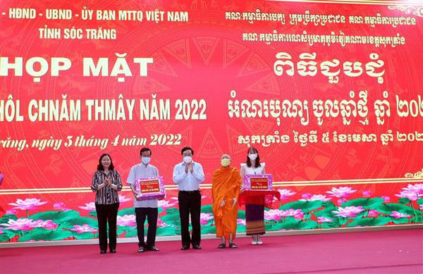 Leaders of Gov't, National Assembly, VFF celebrate Chol Chnam Thmay festival with Khmer people ảnh 1 Leaders of Gov't, National Assembly, VFF celebrate Chol Chnam Thmay festival with Khmer people ảnh 1