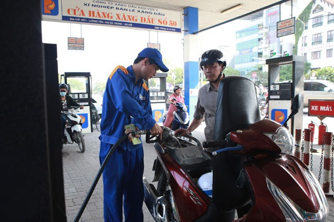 Petrol prices go up to 17,486 VND per litre ảnh 1