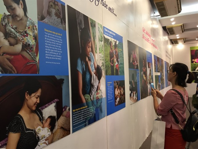 Photo exhibition portrays beauty of breastfeeding ảnh 1