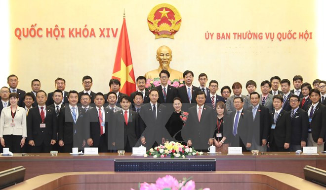 Top legislator welcomes young Japanese parliamentarians ảnh 1