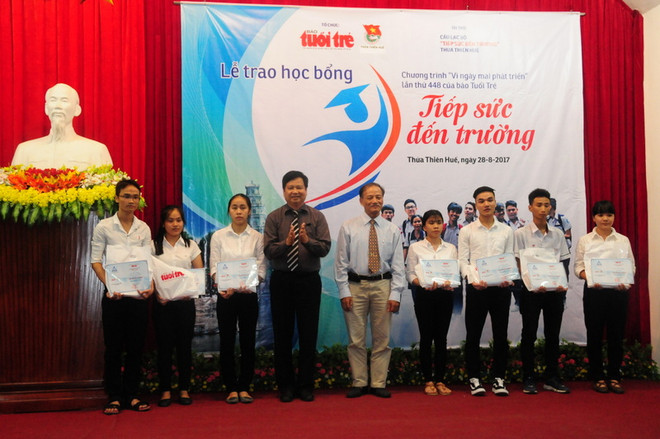 Scholarships give strength to poor new students ảnh 1 Scholarships give strength to poor new students ảnh 1