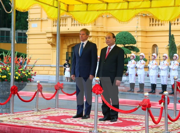 Vietnamese, Romanian PMs hold talks ảnh 1