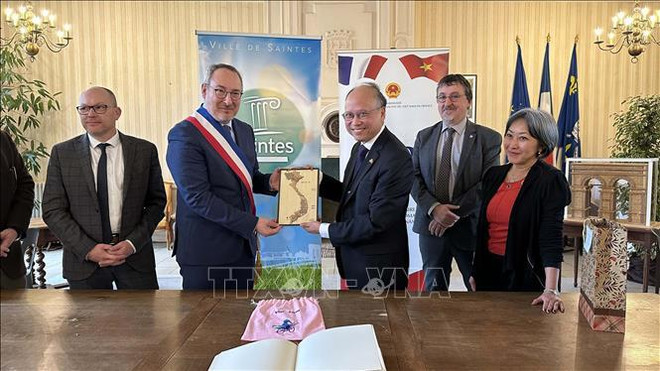Ambassador promotes cooperation between France's Saintes and Vietnamese localities ảnh 1
