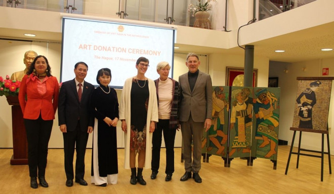 Former Dutch diplomat donates paintings to Vietnamese museum ảnh 1