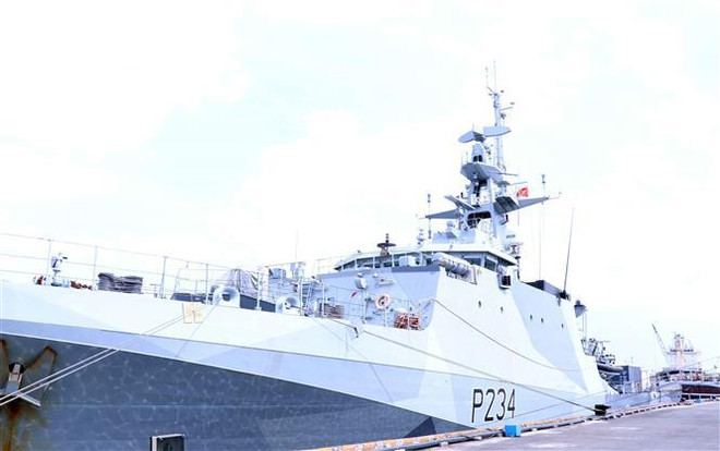 British naval patrol vessel pays friendly visit to HCM City ảnh 1