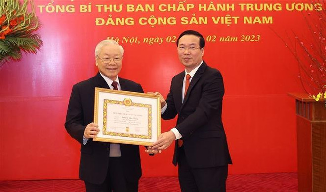 Party chief receives 55-year Party membership badge ảnh 1 Party chief receives 55-year Party membership badge ảnh 1