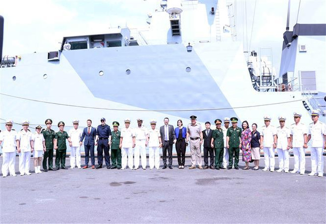 British naval patrol vessel pays friendly visit to HCM City ảnh 2