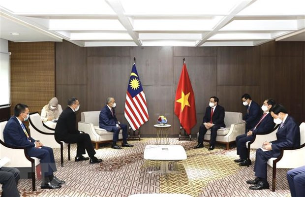 PM meets Cambodian, Singaporean, Malaysian counterparts ảnh 3