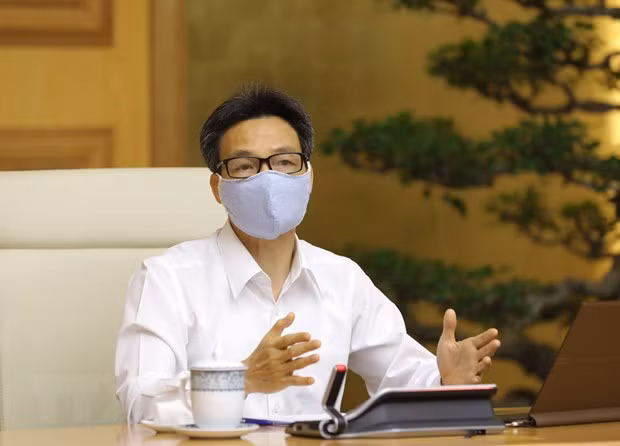 Vietnam persists with COVID-19 prevention and control measures: Deputy PM ảnh 1