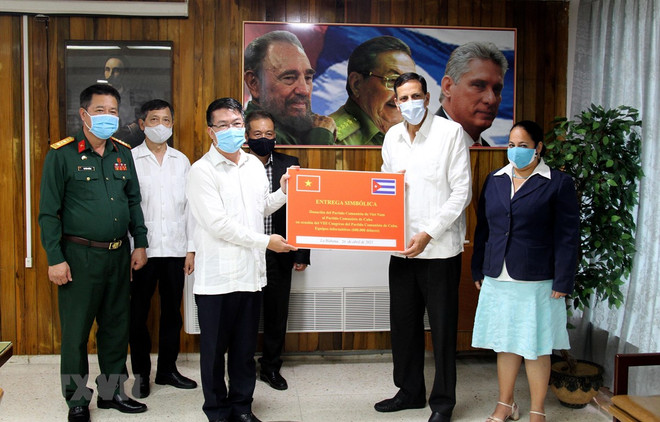 CPV's congratulatory letters handed over to Cuban Party ảnh 1