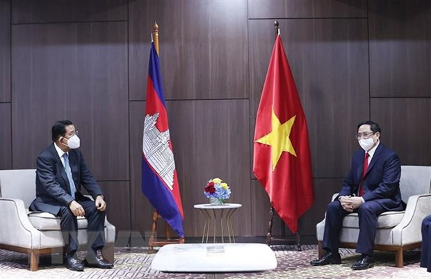PM meets Cambodian, Singaporean, Malaysian counterparts ảnh 1
