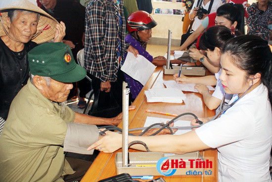 Free health check-ups for poor people in Ha Tinh ảnh 1