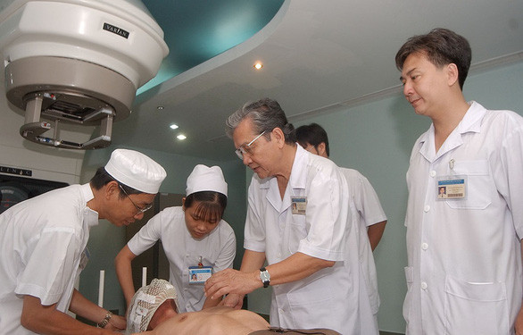 Cancer professor travels far to help patients ảnh 1