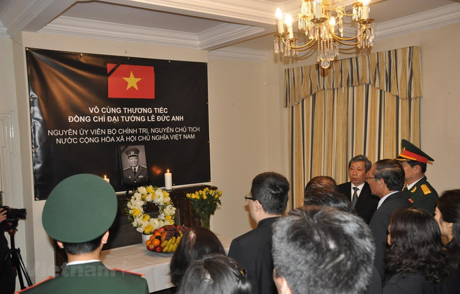 Foreign officials pay homage to former President in UK, France ảnh 1