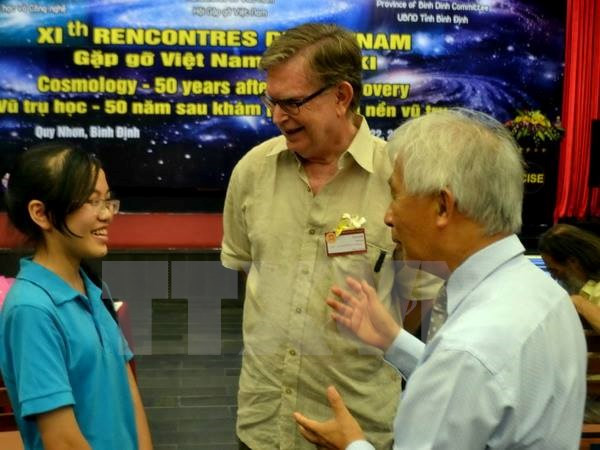 US Physics Nobel laureate meets with Binh Dinh students ảnh 1 US Physics Nobel laureate meets with Binh Dinh students ảnh 1
