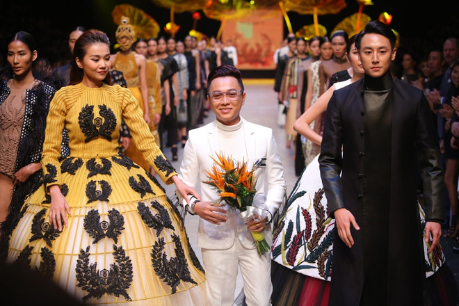 Domestic designers storm Vietnam International Fashion Week ảnh 1