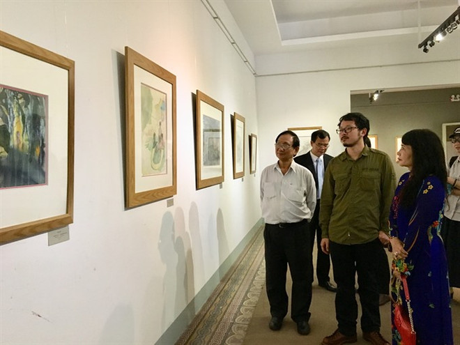 Chinese artist exhibits landscape paintings in HCM City ảnh 1