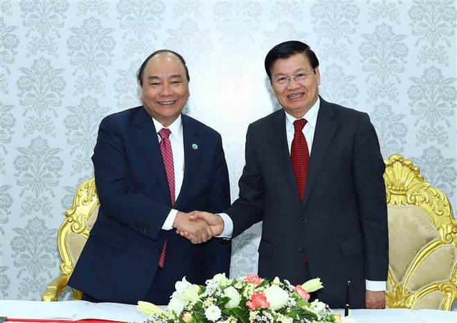 Vietnamese, Lao PMs visit Star Telecom ảnh 1