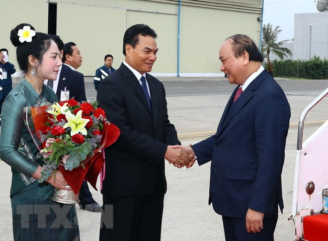 PM Nguyen Xuan Phuc arrives in Laos for government committee meeting ảnh 1 PM Nguyen Xuan Phuc arrives in Laos for government committee meeting ảnh 1