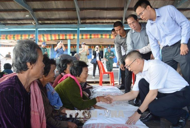 PM’s gifts granted to needy Vietnamese, Cambodian families ảnh 1