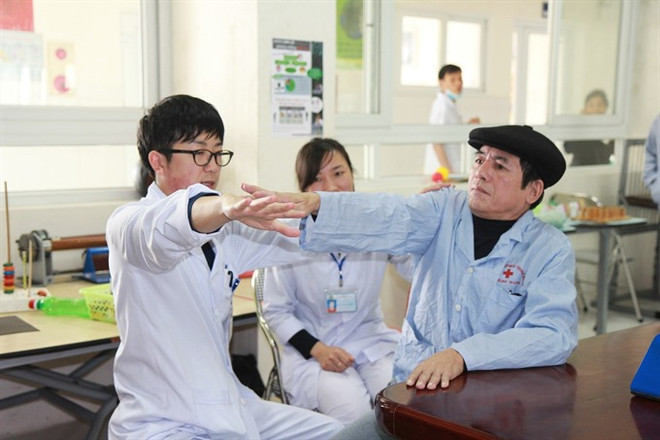 Japanese volunteer helps stroke patients ảnh 2