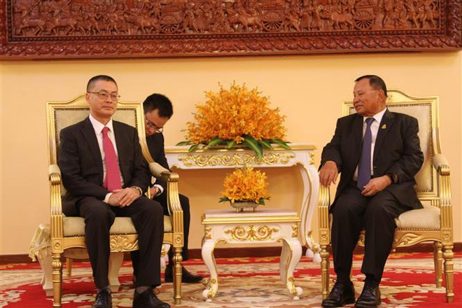 Vietnam National Assembly presents gift to Cambodian Senate ảnh 1 Vietnam National Assembly presents gift to Cambodian Senate ảnh 1