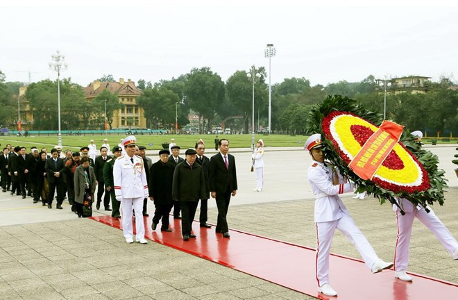 Leaders pay tribute to President Ho Chi Minh on CPV founding anniversary ảnh 1