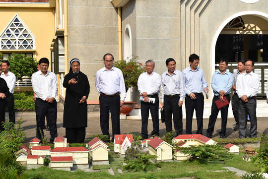 HCM City leader pays pre-Tet visit to Holy Cross Lovers ảnh 1 HCM City leader pays pre-Tet visit to Holy Cross Lovers ảnh 1