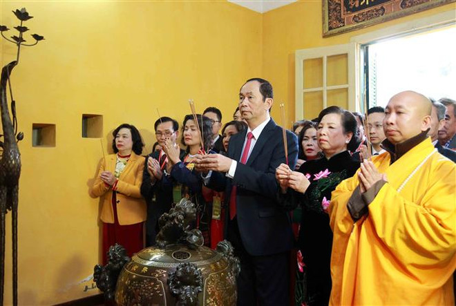 State leader offers incense to President Ho Chi Minh ảnh 1 State leader offers incense to President Ho Chi Minh ảnh 1