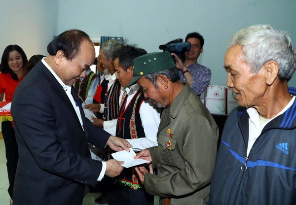 PM presents Tet gifts to poor ethnic households in Dak Nong ảnh 1