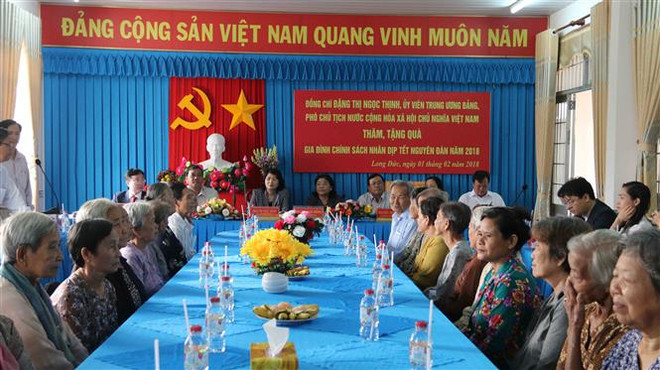 Vice President brings New Year gifts to needy residents ảnh 1