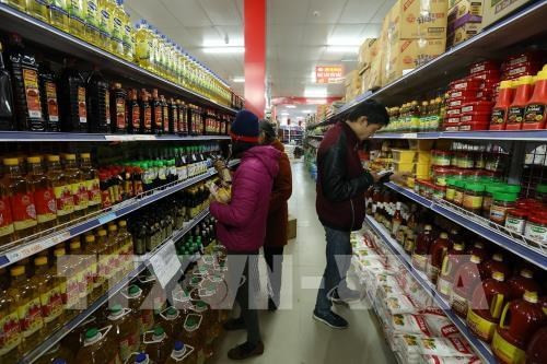 Domestic retailers urged to team up to compete ảnh 1