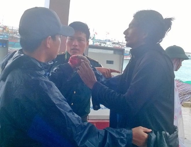 Injured Indian sailor treated in Quang Ngai ảnh 1