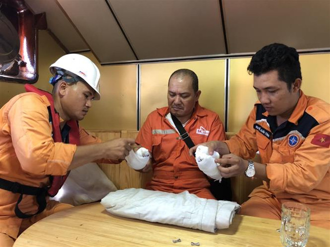 Wounded foreign sailor brought to Khanh Hoa ảnh 1